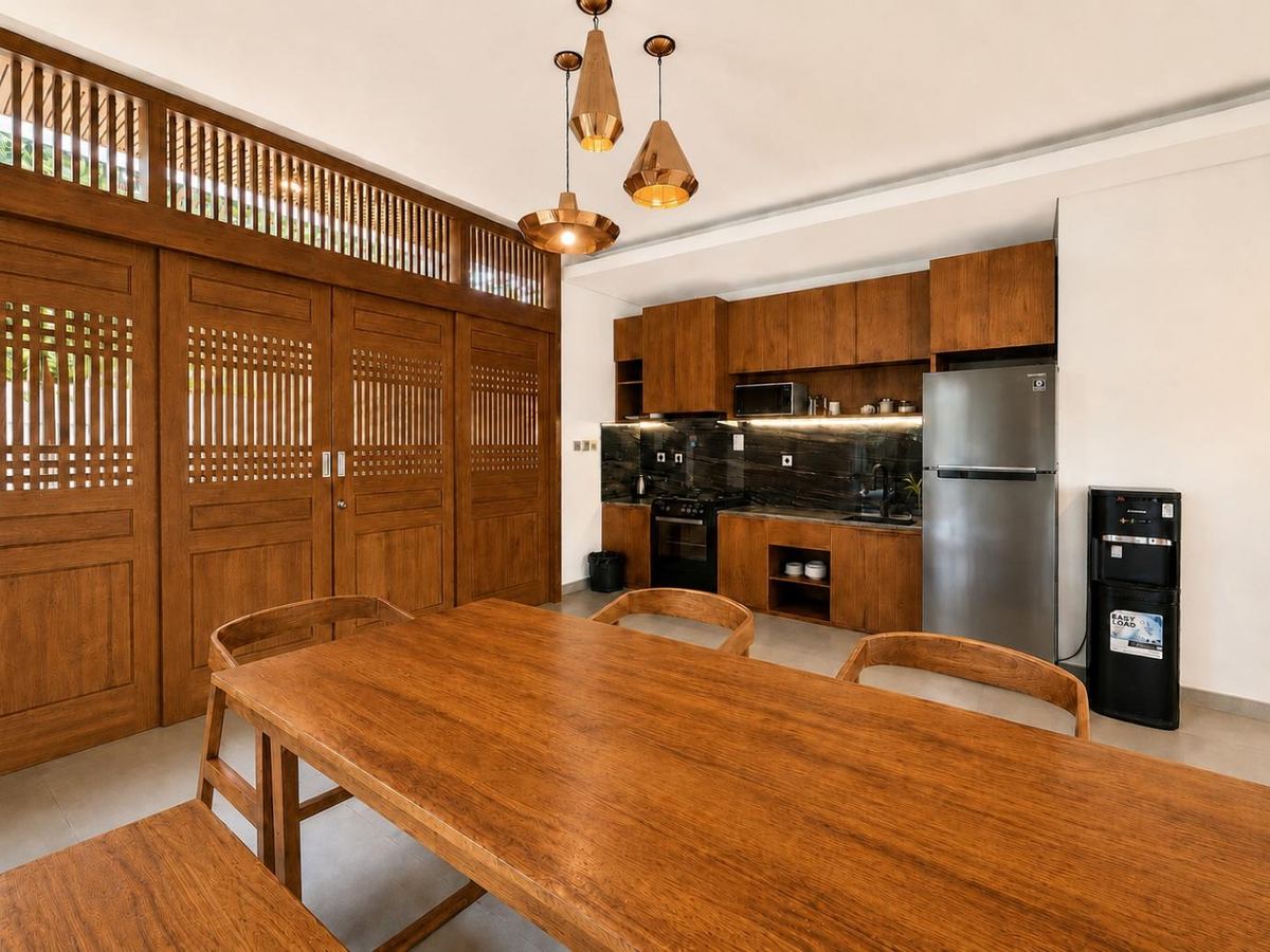 Dapur pribadi Javabali Private Villa dengan meja makan kayu
