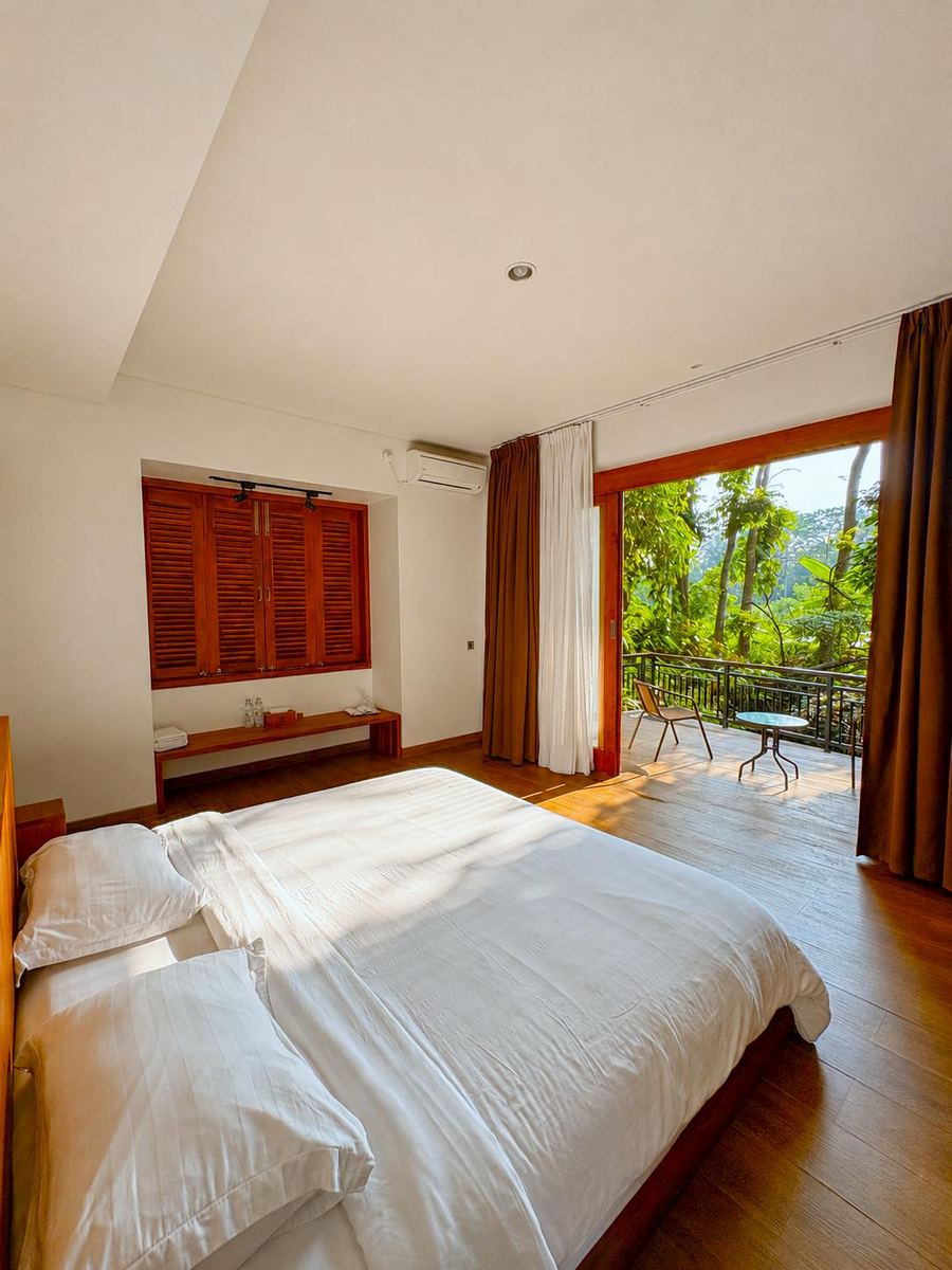 Kamar tidur 1 Javabali Private Villa dengan double bed dan balkon
