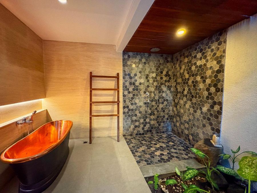 Kamar mandi dalam Kamar 1 dengan bathtub tembaga dan shower