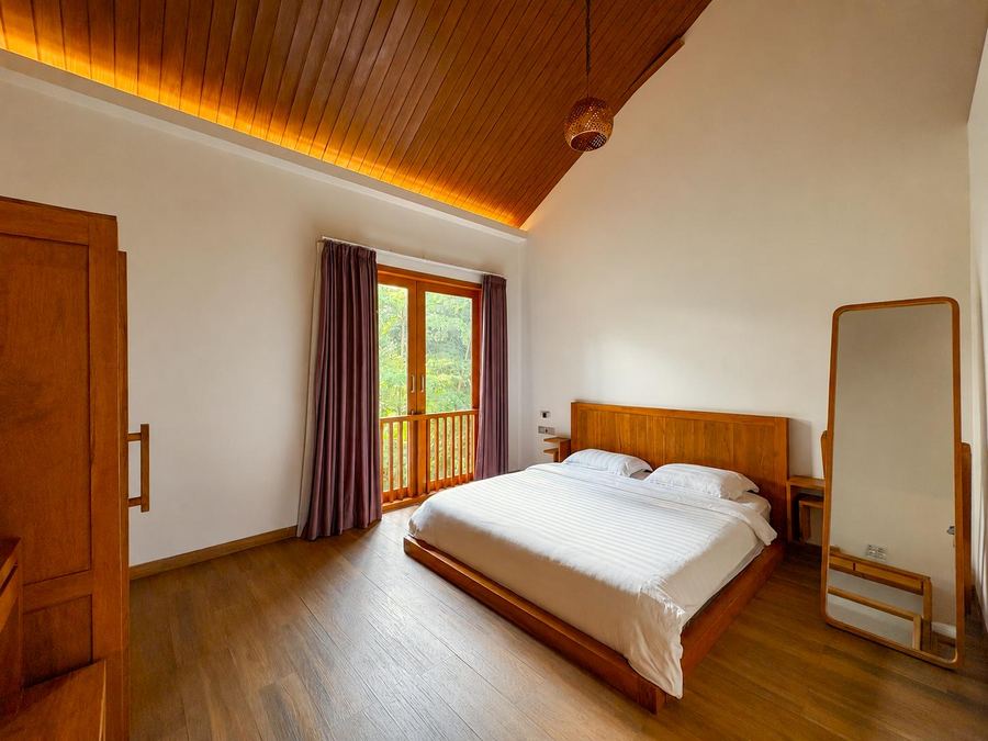 Kamar tidur 2 Javabali Private Villa dengan double bed dan balkon