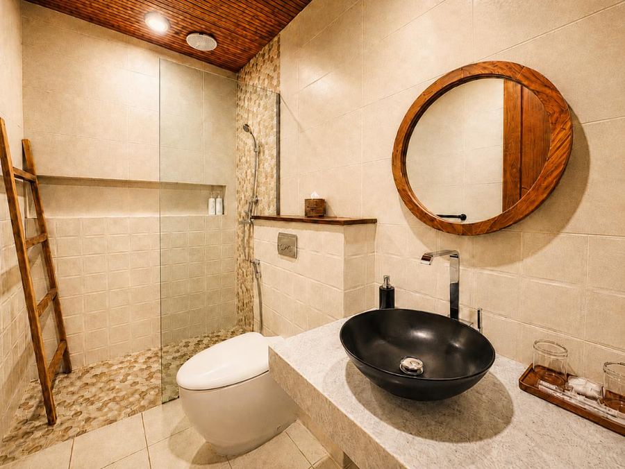 Kamar mandi dalam Kamar 2 dengan shower dan wastafel marmer