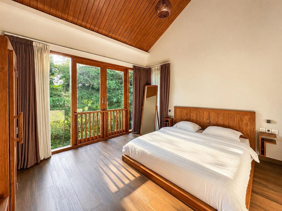 Kamar tidur 3 Javabali Private Villa dengan double bed dan balkon