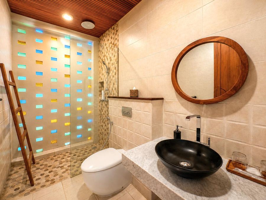 Kamar mandi dalam Kamar 3 dengan shower dan wastafel marmer